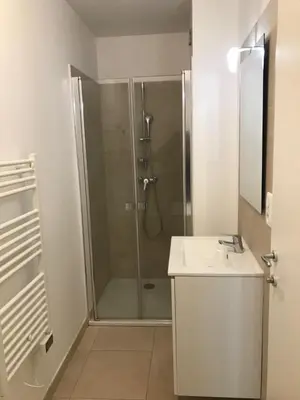 Salle de bains dans l'établissement T3 Corse vue mer. pieds dans l'eau N164