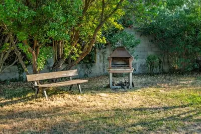 Jardin de l'établissement Bas de villa, Haute-Corse, vue montagne, 5min des plages