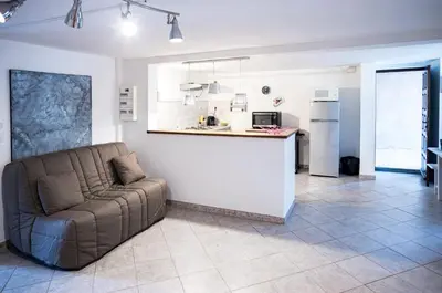 Cuisine ou kitchenette dans l'établissement Bas de villa, Haute-Corse, vue montagne, 5min des plages