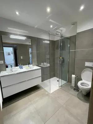 Salle de bains dans l'établissement Les Toits de Moriani