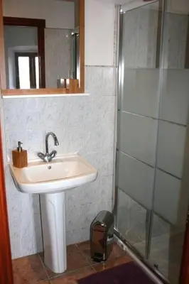 Salle de bains dans l'établissement Charme du village-Plage à 10mn