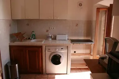 Cuisine ou kitchenette dans l'établissement Charme du village-Plage à 10mn