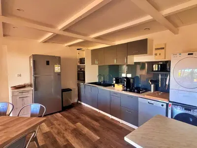 Cuisine ou kitchenette dans l'établissement T3 Les pieds dans l'eau