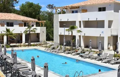 Piscine de l'établissement T2 VUE MER CORSE N193 ou située à proximité