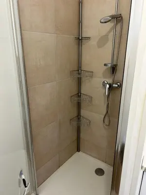 Salle de bains dans l'établissement Bravone 74- piscine en résidence-clim-wifi-pieds dans l'eau