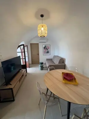 Coin salon dans l'établissement Authentique appartement vue montagnes avec grand patio et jacuzzi chauffé