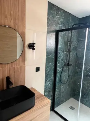 Salle de bains dans l'établissement Authentique appartement vue montagnes avec grand patio et jacuzzi chauffé