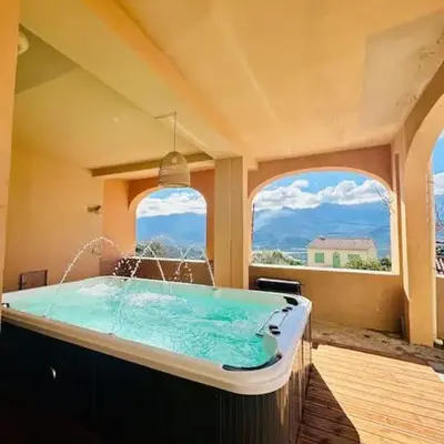 Authentique appartement vue montagnes avec grand patio et jacuzzi chauffé