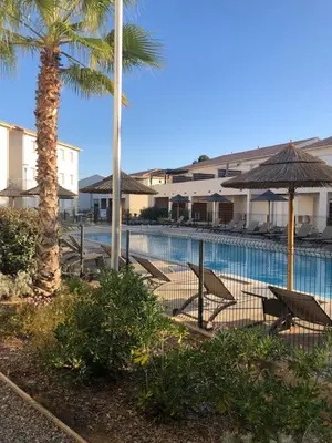 Piscine de l'établissement Appart. en Corse t3 bord de mer et piscine. N 143 ou située à proximité