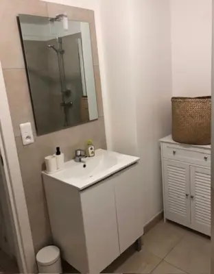 Salle de bains dans l'établissement Appart. en Corse t3 bord de mer et piscine. N 143