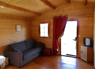 Coin salon dans l'établissement Les Chalets De Lozzi