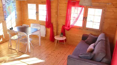 Coin salon dans l'établissement Les Chalets De Lozzi