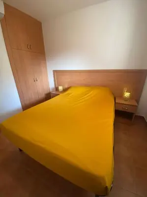 Un ou plusieurs lits dans un hébergement de l'établissement Appartement en bord de mer avec piscine