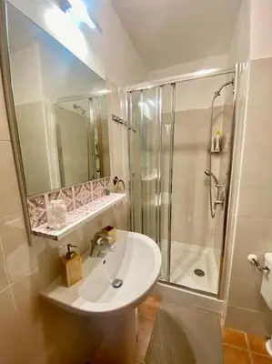 Salle de bains dans l'établissement Appartement en bord de mer avec piscine