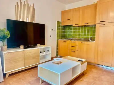 Cuisine ou kitchenette dans l'établissement Appartement en bord de mer avec piscine
