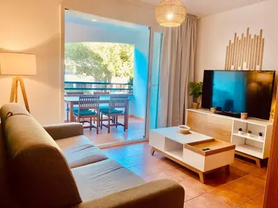 Télévision ou salle de divertissement dans l'établissement Appartement en bord de mer avec piscine
