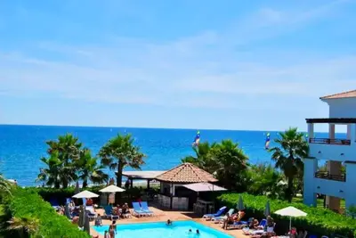 Vue générale sur la mer ou vue sur la mer prise depuis l'appartement