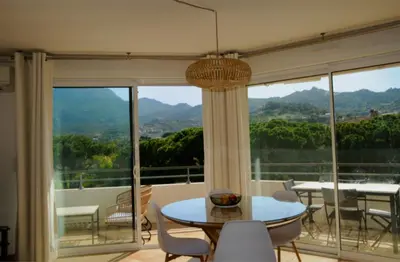 Vue générale sur la montagne ou vue sur la montagne depuis l'appartement