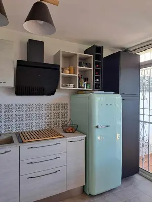 Cuisine ou kitchenette dans l'établissement logement de charme en bord de plage