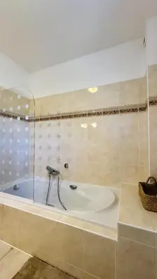 Salle de bains dans l'établissement Maison en bord de mer, Plage de la Marana en Corse