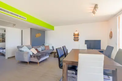 Coin salon dans l'établissement Les Aloes - Appt climatisé vue mer et montagne