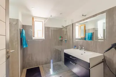 Salle de bains dans l'établissement Les Aloes - Appt climatisé vue mer et montagne