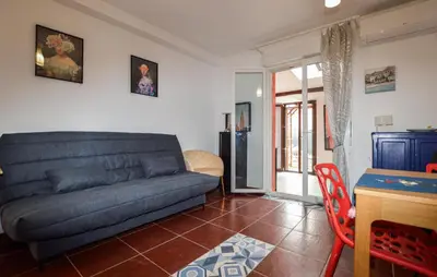 Coin salon dans l'établissement Awesome Home In Prunete With Wifi