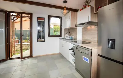 Cuisine ou kitchenette dans l'établissement Awesome Home In Prunete With Wifi