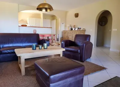 Coin salon dans l'établissement Villa 8 personnes entre l'ile rousse et Calvi avec piscine.