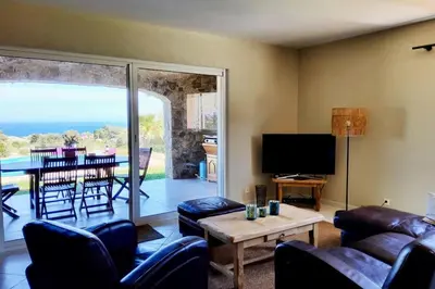 Télévision ou salle de divertissement dans l'établissement Villa 8 personnes entre l'ile rousse et Calvi avec piscine.