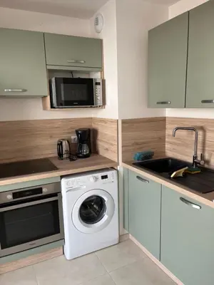 Cuisine ou kitchenette dans l'établissement T2 CALVI