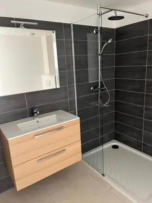 Salle de bains dans l'établissement T2 CALVI