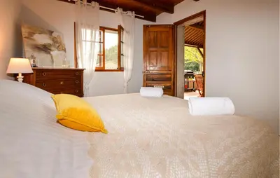 Un ou plusieurs lits dans un hébergement de l'établissement 2 Bedroom Stunning Home In Popolasca