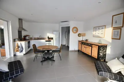 Cuisine ou kitchenette dans l'établissement Appartement 60m2 avec piscine privée dans villa