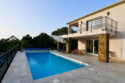 Piscine de l'établissement Appartement 60m2 avec piscine privée dans villa ou située à proximité