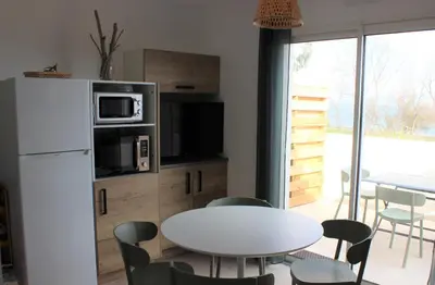 Cuisine ou kitchenette dans l'établissement T3 vue mer direct plage clim N79