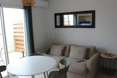 Coin salon dans l'établissement T3 vue mer direct plage clim N79