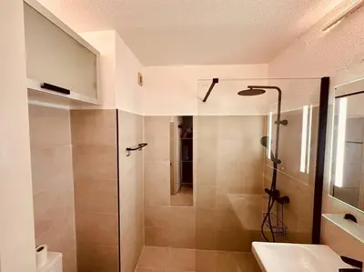 Salle de bains dans l'établissement Charmant T2 rénové avec vue mer
