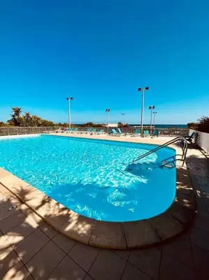 Piscine de l'établissement Charmant T2 rénové avec vue mer ou située à proximité