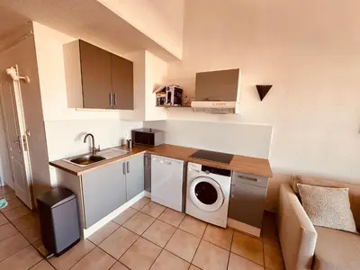 Cuisine ou kitchenette dans l'établissement Charmant T2 rénové avec vue mer
