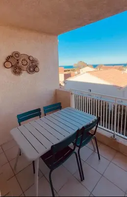 Balcon ou terrasse dans l'établissement Charmant T2 rénové avec vue mer