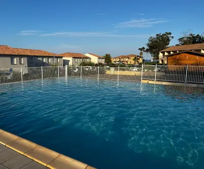 Piscine de l'établissement Appartement 2 pièces bord de mer ou située à proximité