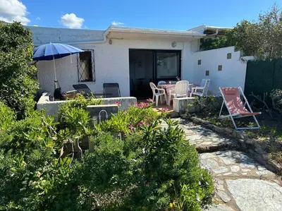 Jardin de l'établissement Maison les pieds dans l'eau