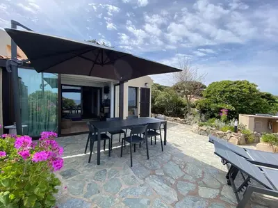 Balcon ou terrasse dans l'établissement Casa Vista Bella - Maison en Corse avec grande terrasse et accès direct à la mer, Marine de Sant'Ambroggio entre Calvi et L'Ile Rousse
