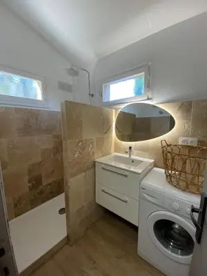 Salle de bains dans l'établissement Casa Vista Bella - Maison en Corse avec grande terrasse et accès direct à la mer, Marine de Sant'Ambroggio entre Calvi et L'Ile Rousse