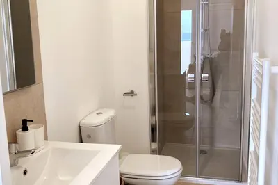 Salle de bains dans l'établissement Studio 2 personnes vue mer et pieds dans l'eau