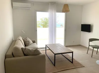 Télévision ou salle de divertissement dans l'établissement Studio 2 personnes vue mer et pieds dans l'eau
