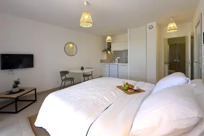 Un ou plusieurs lits dans un hébergement de l'établissement Studio 2 personnes vue mer et pieds dans l'eau