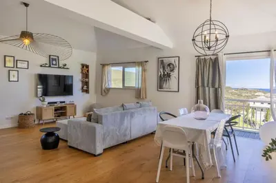 Télévision ou salle de divertissement dans l'établissement Villa La Marine