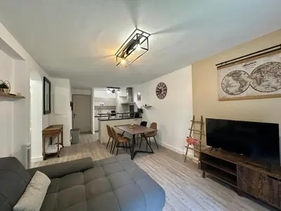 Télévision ou salle de divertissement dans l'établissement Appartement T3 Cala Di Mare L'ILE ROUSSE